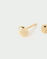 Aros pequeños dorados con forma de esfera.