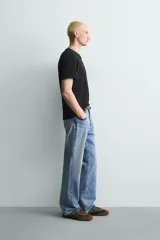 Camiseta de punto con textura acanalada, corte slim fit, cuello redondo y manga corta. Confeccionada en mezcla de algodón con elasticidad y acabado con efecto lavado.