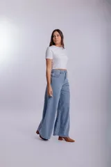 Pantalón jean wide leg de tiro alto, color azul claro, con diseño amplio y fluido en las piernas, bolsillos delanteros y traseros.