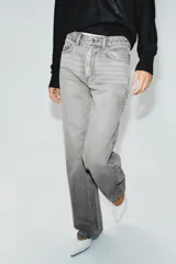 Jeans de tiro alto con cinco bolsillos, pernera recta y larga, confeccionados en denim negro con cierre frontal de cremallera y botón metálico.