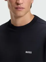 Remera de algodón de corte regular, color azul oscuro, con cuello redondo y logo de la marca estampado en pequeño en el pecho.