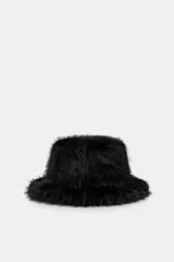 Gorro tipo bucket confeccionado en pelo sintético negro, con forro interior a tono.