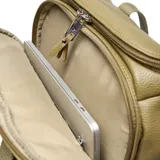 Mochila matera de diseño vertical en cuero sintético color verde oliva. Cuenta con doble asa superior de cinta reforzada, correa ajustable y extraíble para llevar al hombro, y placa metálica con logo XL en el frente.