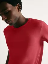 Camiseta de manga corta color rojo con cuello en V.