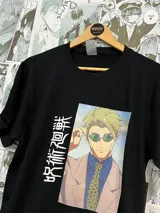 Remera negra de algodón con parche sublimado de Nanami Kento del anime Jujutsu Kaisen y texto en japonés.