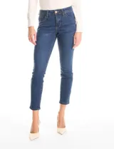 Jean skinny de tiro medio, color azul clásico, con cierre frontal y botón metálico. Cuenta con bolsillos laterales y traseros, y pasadores para cinturón en la cintura.