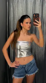 Top strapless de corte recto y diseño ajustado, confeccionado en material sintético con acabado metalizado plateado.