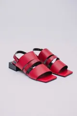 Sandalias rojas de cuero con tres tiras en la capellada, pulsera ajustable y taco cuadrado negro de 3 cm de altura.