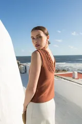 Top color ladrillo tejido en hilo de algodón con trenza en el escote y espalda baja.