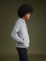 Buzo hoodie gris con capucha y cierre frontal.