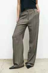 Pantalón de vestir color beige, de corte recto y tiro alto.