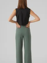 Pantalón de vestir de tiro alto y calce ancho (wide leg) en color verde oscuro (Dark Forest). Presenta pinzas frontales y costuras marcadas que recorren verticalmente la pierna.