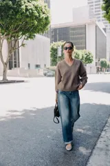 Jersey de punto color rojo, con escote en pico y manga larga. Los puños y el bajo tienen acabados en rib.