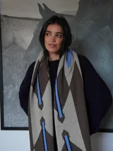 Bufanda grande de punto con estampa geométrica inspirada en diseños Navajo, en combinación de tonos azul, rojo y verde.