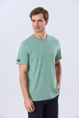 Remera lisa de manga corta y cuello redondo, color gris oscuro, de calce cómodo con pequeño logo bordado en el pecho.