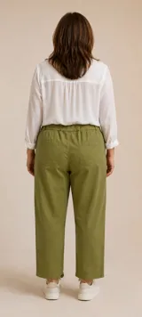 Pantalón de corte recto y tiro alto, color fucsia, con cintura elástica en la parte posterior, bolsillos laterales y cierre frontal.