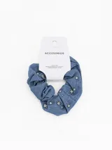 Colero de tela tipo denim color celeste, con diseño fruncido y apliques de estrellas brillantes plateadas.