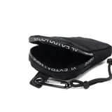 Bandolera mini negra de poliéster con correa regulable, acceso con cierre, un compartimento, un bolsillo interno con cierre y dos bolsillos externos abiertos.