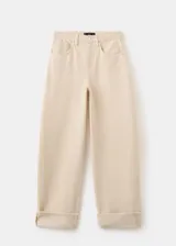 Jeans de algodón estilo vaquero, diseño balloon de tiro medio con perneras amplias y dobladillo vuelto en los bajos. Cuenta con trabillas, cinco bolsillos tradicionales y cierre frontal con cremallera y botón.
