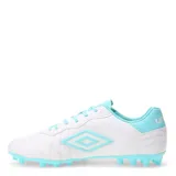 Championes de fútbol 11 Umbro modelo Touch AT, color negro con detalles en naranja vibrante. Presentan el logo de la marca en el lateral y una suela con tapones diseñada para césped natural.