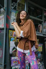 Calza larga de lycra estampada con diseño abstracto en tonos violeta, rosa y verde.