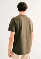 Remera básica de manga corta y cuello en V, de color azul, con diseño liso y corte clásico.