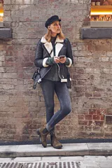 Botas Blundstone modelo 1615, color verde oliva, de gamuza flexible repelente al agua, con elásticos laterales negros, suela exterior de TPU duradera y antideslizante, entresuela acolchada y plantilla extraíble.