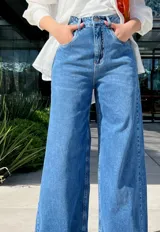 Pantalón de jean celeste de corte palazzo, tiro alto y bolsillos delanteros y traseros.