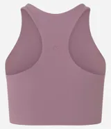 Top deportivo ajustado color malva, con escote halter y espalda nadador.