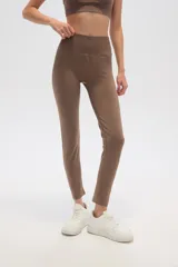 Calza negra de poliamida, tiro alto y corte ajustado.