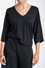 Remera negra de viscosa con elastano, escote en V y mangas tres cuartos de corte holgado.