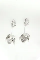 Par de caravanas colgantes plateadas con diseño abstracto.