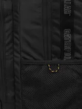 Mochila Caterpillar de diseño funcional, color negro, confeccionada en poliéster ripstop reciclado. Cuenta con un compartimento principal amplio con bolsillo interior, bolsillo frontal con cierre y panel organizador, bolsillos laterales de malla y detalles reflectantes.