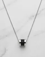 Collar de cadena de eslabones de acero con dije cilíndrico que presenta una banda central en color negro.