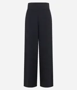 Pantalón pantalona femenina confeccionada en crepé, con cintura ancha, cremallera lateral y pences en la parte trasera.