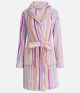 Bata corta en tejido polar con estampado de rayas verticales en tonos rosa, lila, verde y blanco. Tiene cuello tipo solapa, mangas largas, lazo para ajustar en la cintura, bolsillos laterales y largo hasta la rodilla.