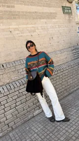 Mochila Brassy confeccionada en combinación de gamuza marrón oscuro y cuero negro, con solapa de cuero texturado y herrajes metálicos en tono oro viejo. Presenta correas regulables y diseño funcional para el día a día.