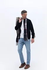 Camisa de pana de algodón con cuello clásico, cierre frontal de botones y mangas largas con puños abotonados. Presenta un corte regular y textura suave.