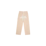 Pantalón de pijama a rayas finas de color beige y blanco, de corte recto y holgado. Cuenta con cintura elástica ajustable con cordón y estampado frontal con el texto "Je T'aime Eme Studios".