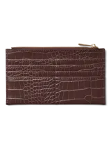 Billetera de mano con diseño estructurado y acabado efecto piel de cocodrilo en color marrón oscuro. Cuenta con cierre superior metálico dorado y múltiples ranuras para tarjetas en el frente.