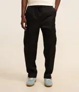Pantalón cargo recto negro de poliéster con cintura elástica ajustable con cordón, bolsillos cargo laterales y bolsillo con cremallera. Modelo de corte holgado.