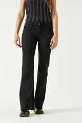 Jean de tiro medio color negro lavado, con corte oxford que se ensancha progresivamente desde la rodilla hasta el ruedo. Presenta costuras marcadas en el centro de la pierna.