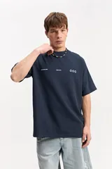 Remera oversize de color azul marino, de manga corta y cuello redondo. Presenta un diseño estampado en la espalda con la inscripción "Boundless Art", un gráfico circular abstracto y textos adicionales.
