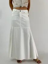 Pollera larga de jean blanca, corte recto con volado en el ruedo.