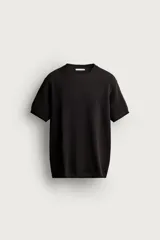 Camiseta de punto relaxed fit de algodón en color negro, con cuello redondo y manga corta, con acabados en rib.