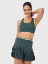 Top deportivo de sujeción baja, color verde oscuro, con escote redondo y espalda estilo nadadora. Cuenta con almohadillas removibles y diseño ergonómico para mayor comodidad.