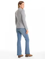 Blazer entallado de tejido jacquard con estampado de pata de gallo en tonos blanco y negro. Presenta cuello con solapas clásicas, cierre frontal con un botón, bolsillos delanteros con solapa y forro interno a tono.