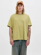 Remera color verde oliva de algodón con cuello redondo y manga corta. Estampado en la espalda con la palabra 'SPIAGGIA' y una palmera en tonos rosados.