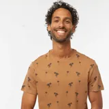Camiseta marrón con estampado de palmeras negras, de manga corta y cuello redondo.