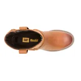 Bota de cuero color marrón con diseño estilo arnés, que incluye una correa decorativa con argolla metálica en el tobillo. Presenta suela de goma dentada para mayor tracción y el logo de la marca grabado en el lateral.